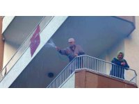 Alev alev yanan kamyonete damacana ve balkonlardan hortumla müdahale ettiler