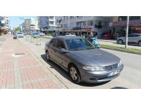 Yolun karşısına geçen yaya otomobilin aynasına çarparak yaralandı
