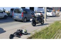 Araçların arasından geçen motosiklet karşıya geçen yayaya çarptı: 1 yaralı