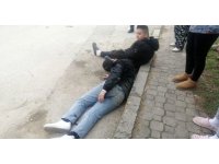 Kaza sonrası kaldırıma savrulan 2 çocuk acı içinde kıvrandı