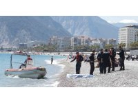 Kıyafetleriyle denize giren şahıs hayatını kaybetti