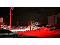 Kum yığınını fark etmeyen motosikletteki 2 genç ağır yaralandı