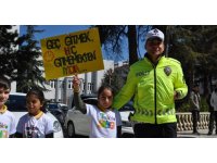 Yalvaç’ta miniklerden pankartlı trafik mesajı