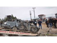 Otomobil kağıt gibi ezildi: 3 ölü, 3 yaralı
