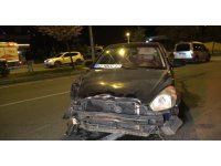 Aydınlatma direği ve bariyerlere çarpan otomobilin sürücüsü yaralandı