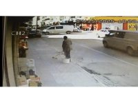 Isparta’da ticari aracın otomobile çarptığı anlar güvenlik kamerasına yansıdı
