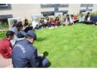 Kozan sustu, kitaplar konuştu