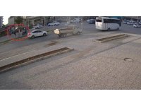 Sahipsiz köpekten korkarak yola fırlayan çocuğa motosiklet çarptı