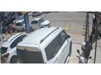 Hatay’daki ölümlü kazada 2 kadının metrelerce havaya uçtuğu anlar kamerada