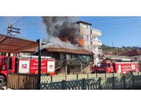 İki katlı evde çıkan yangında yaşlı kadın dumandan etkilendi