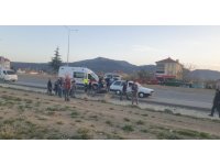 Elektrikli bisiklet sürücüsü park halindeki araca çarptı: 1 yaralı