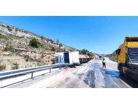 Devrilen tırda yüklü zift yola saçıldı