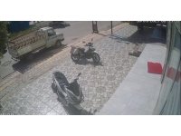 Motosiklete binmek isterlerken motosiklet çarptı: 3 kişinin yaralandığı kaza kamerada