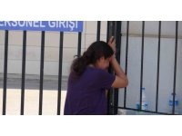 Eşinin cansız bedenini teşhis için morga geldi, demirlere yaslanıp gözyaşı döktü