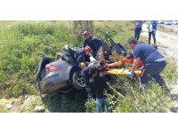 Bariyerlere çarpıp kanala devrildi, ters dönen araçtan sağ kurtuldular