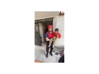 Oyun oynarken mahsur kalan çocuğu itfaiye ekipleri kurtardı