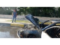 Antalya’da evine gitmek üzere yola çıkan sürücünün otomobili alev alev yandı