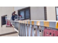 Pencere korkuluklarında mahsur kalan kediyi itfaiye kurtardı