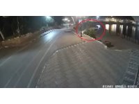 Alkollü şahsın kullandığı aracın göle uçmaya ramak kala durduğu anlar kamerada