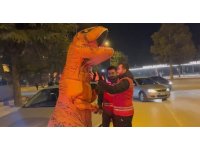 Dinozor kostümüyle Isparta’nın kalbini fetheden genç trafik kazasında ağır yaralandı