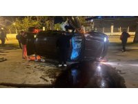 Devrilen otomobildekilerin çıkarılma anlarını film izler gibi izlediler