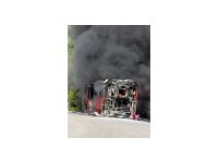 Seyir halindeyken alev alev yanan halk otobüsünden geriye demir yığını kaldı