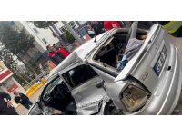 Otomobil, durakta yolcu alan otobüse arkadan çarptı: 1 ölü, 3 yaralı