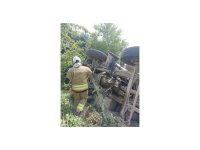 Yayladağı’nda asfalt yüklü kamyon devrildi: 1 yaralı