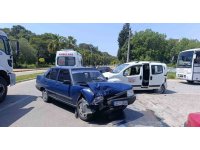 Önünde seyreden araca arkadan çarptı, o anlar güvenlik kamerasına yansıdı