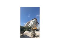 7 katlı bina yerle bir oldu