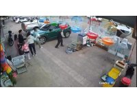 O anlar kamerada: Kayan otomobil kaldırıma çarpıp ters döndü