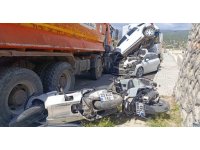 Kamyon yoldan çıktı önüne gelen taşıtı ezdi: 13 motosiklet, 3 araç zarar gördü
