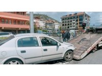 Alanya’da refüje çarpan otomobil, aydınlatma direğine çarparak durabildi