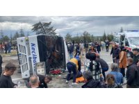 Isparta’da yolcu midibüsü devrildi, yaralılar var