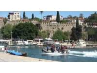 Arızalanan motorbotta mahsur kalan 3 kişiyi deniz polisi kurtardı