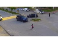 Yola fırlayan çocuğa ticari araç çarptı: Feci kaza kamerada