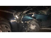 Araçlar kafa kafaya çarpıştı: 3 yaralı