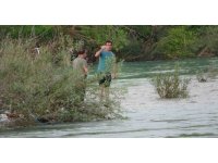 Suların yükseldiğini fark etmeyince ırmaktaki adacıkta mahsur kaldılar