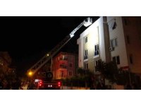 Daireyi saran alevler apartman sakinlerini çatıya çıkarttı