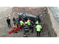 Ters dönen aracın sürücü yaralandı