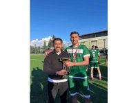 Son dakikada golü atıp takımı şampiyon yaptı, antrenör babasına koştu