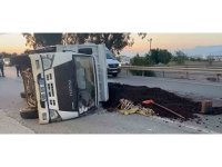 Manavgat’ta lastiği patlayan kamyonet devrildi: 3 yaralı