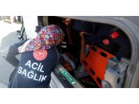 Antalya’da servis minibüsü devrildi, sıkışan sürücüyü ekipler çıkardı