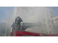 Dairede çıkan yangın apartmanı dumana boğdu