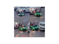 Otomobil çocuğun bindiği akülü araca çarptı: O anlar kamerada