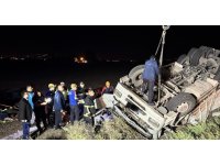 Takla atan tır ters döndü: 1 ölü, 1 yaralı