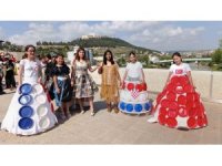 Atıklardan kıyafetler tasarlandı, tarihi köprüde defile yapıldı