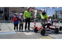 Burdur’da çocuklara uygulamalı trafik eğitimi verildi