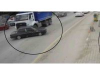 Hafriyat kamyonu, otomobili oyuncak araba gibi önüne aldı: O anlar kamerada