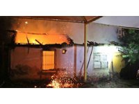 Gecekondu alev alev yandı, sokağa dökülen mahalleli kediler için gözyaşı döktü